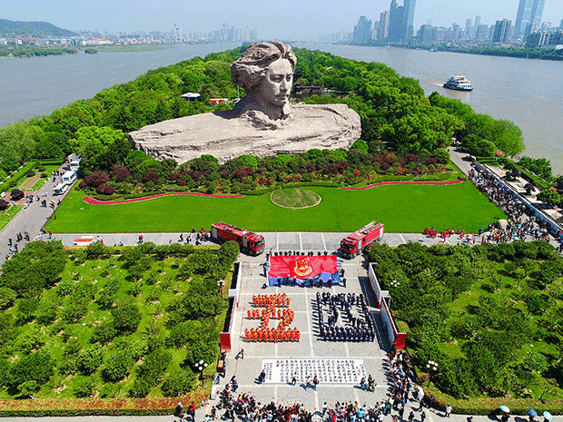 青春心向党 建功新时代—省消防快闪亮相橘洲，华声呈昱倾情录制，燃爆全城！(图2)