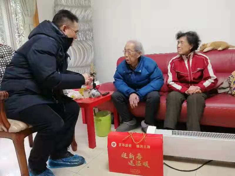 “迎春送暖慰兵心”———2022年湖南省新征程公益基金会开展春节慰问老兵活动(图2)